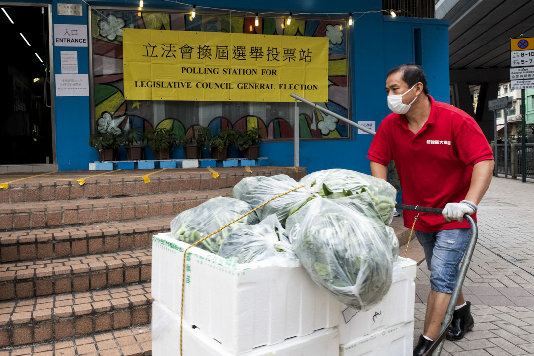 2021年12月19日，香港立法会换届选举，九龙中选区一个投票站门外。