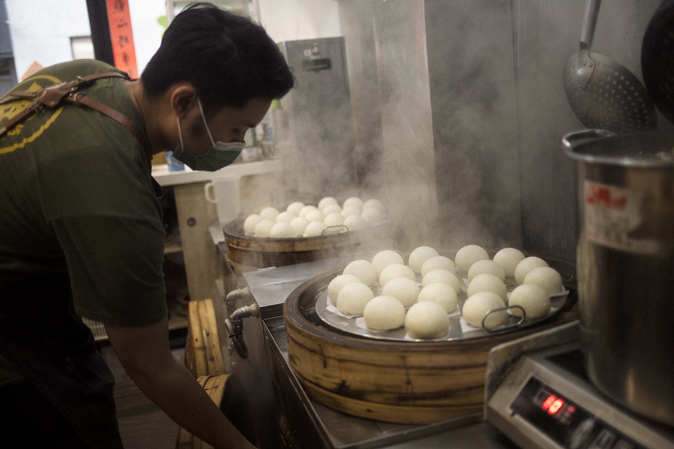 寓點的員工製作中式點心。