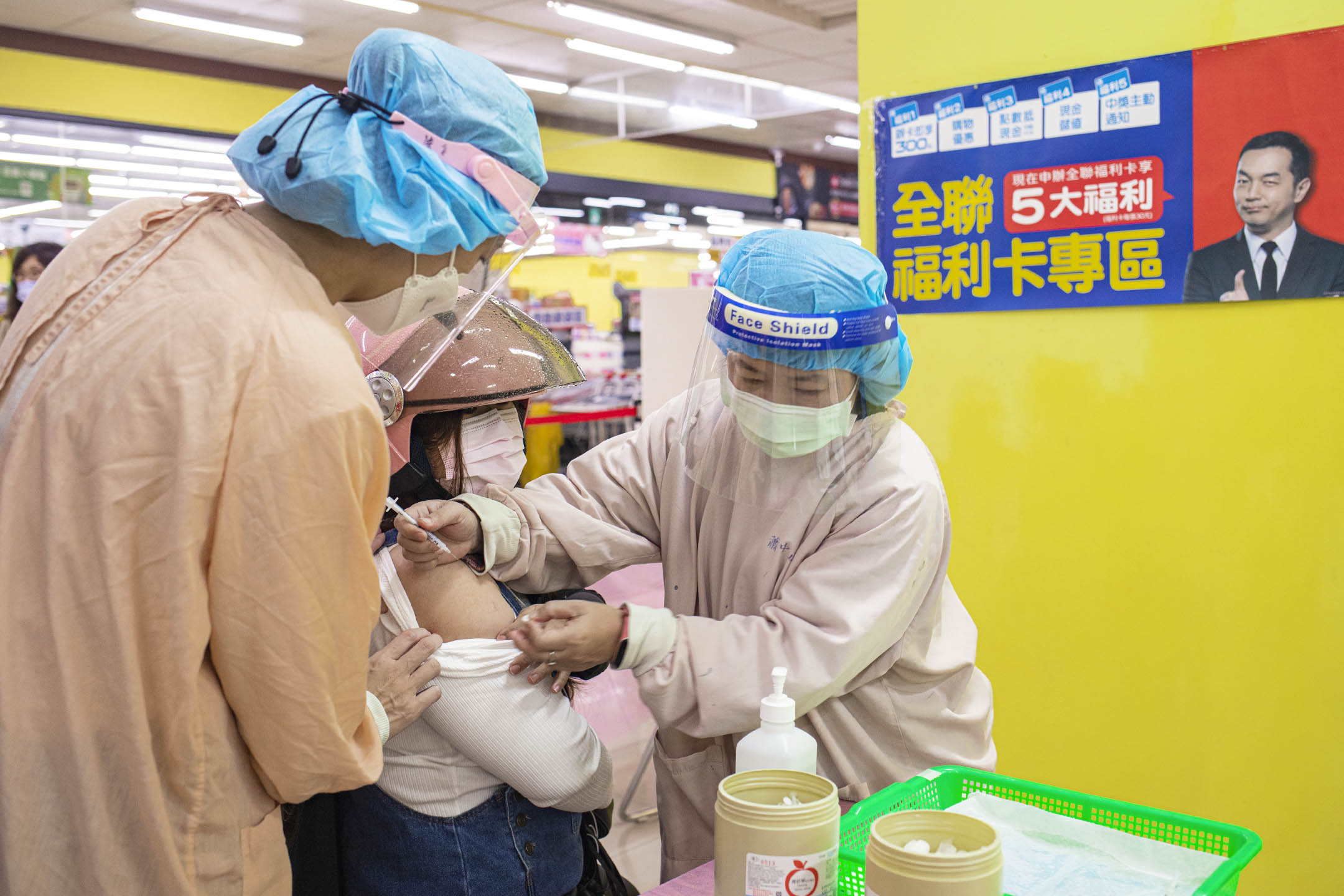 2021年12月6日板橋全聯超市，市民接種疫苗。