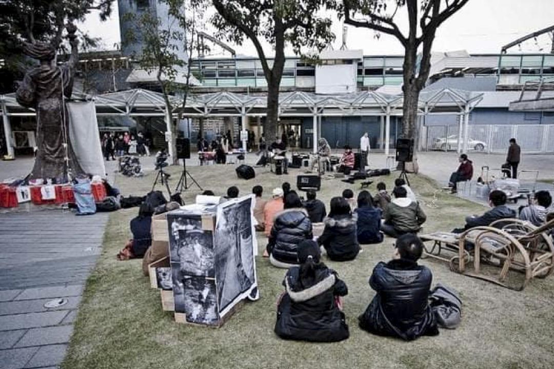 “民女广场”成了中大学生举办活动、派文宣之地，这空间与中大生紧密扣连，学生参与活动时直接席地而坐，就当成自己的家。