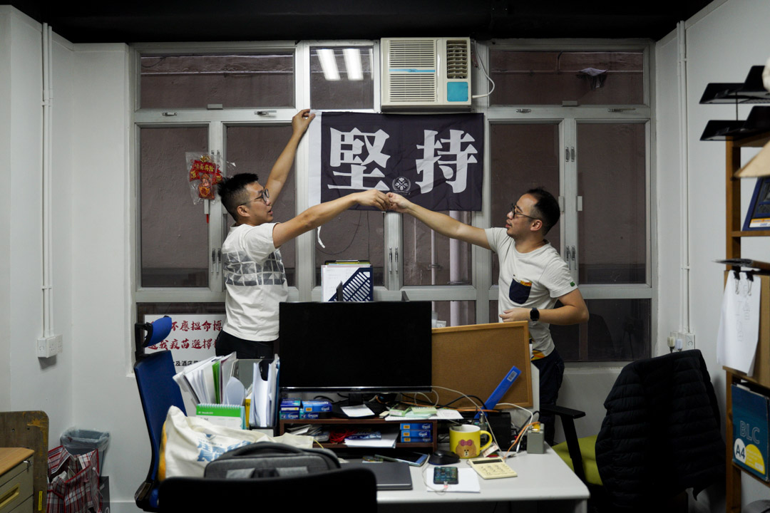 饮食及酒店业职工总会总干事陈子杰及干事何鸿兴。