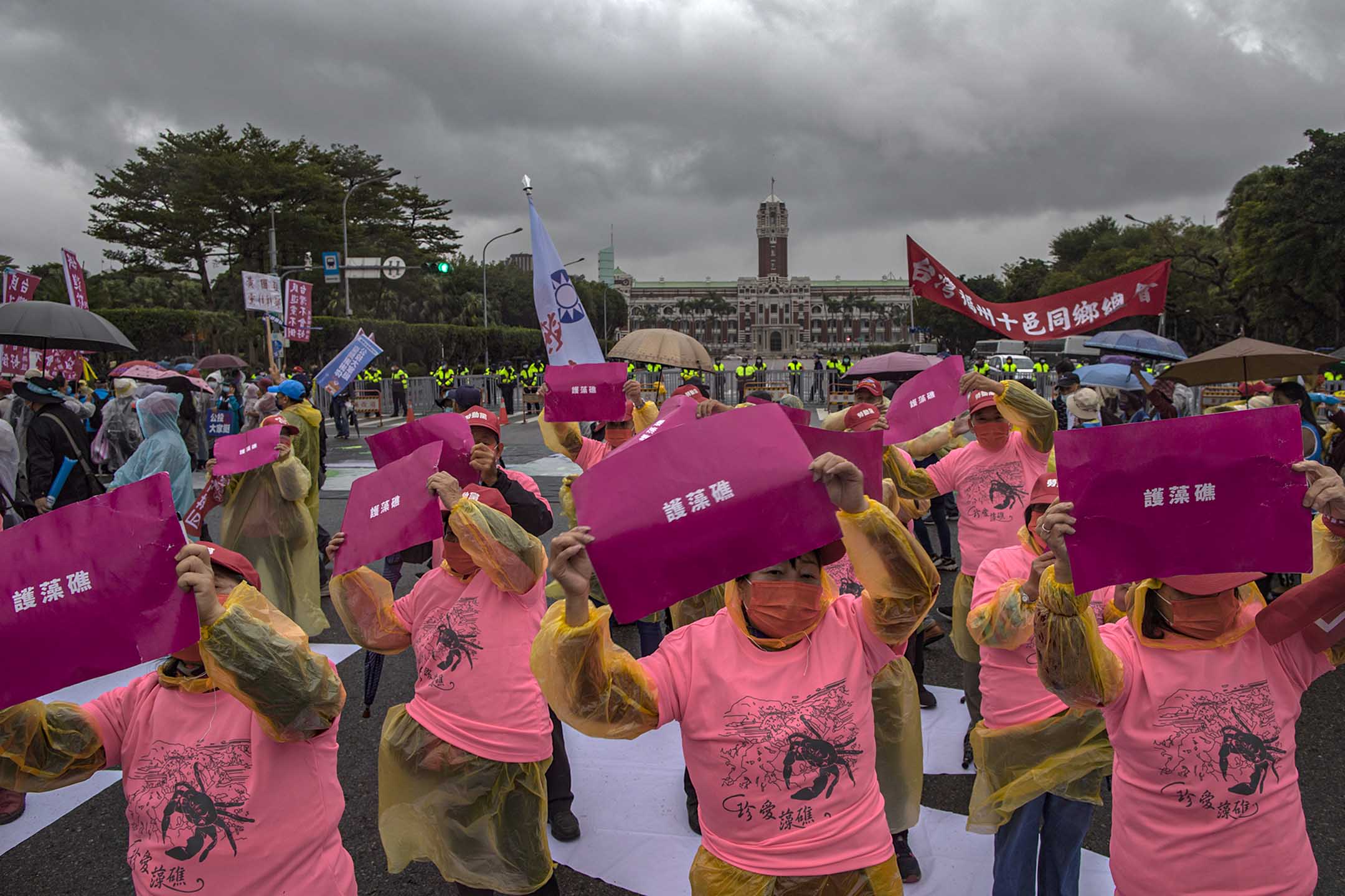 2021年12月12日，秋斗团体与国民党同时举办游行，呼吁民众一起“反莱猪、护藻礁”。