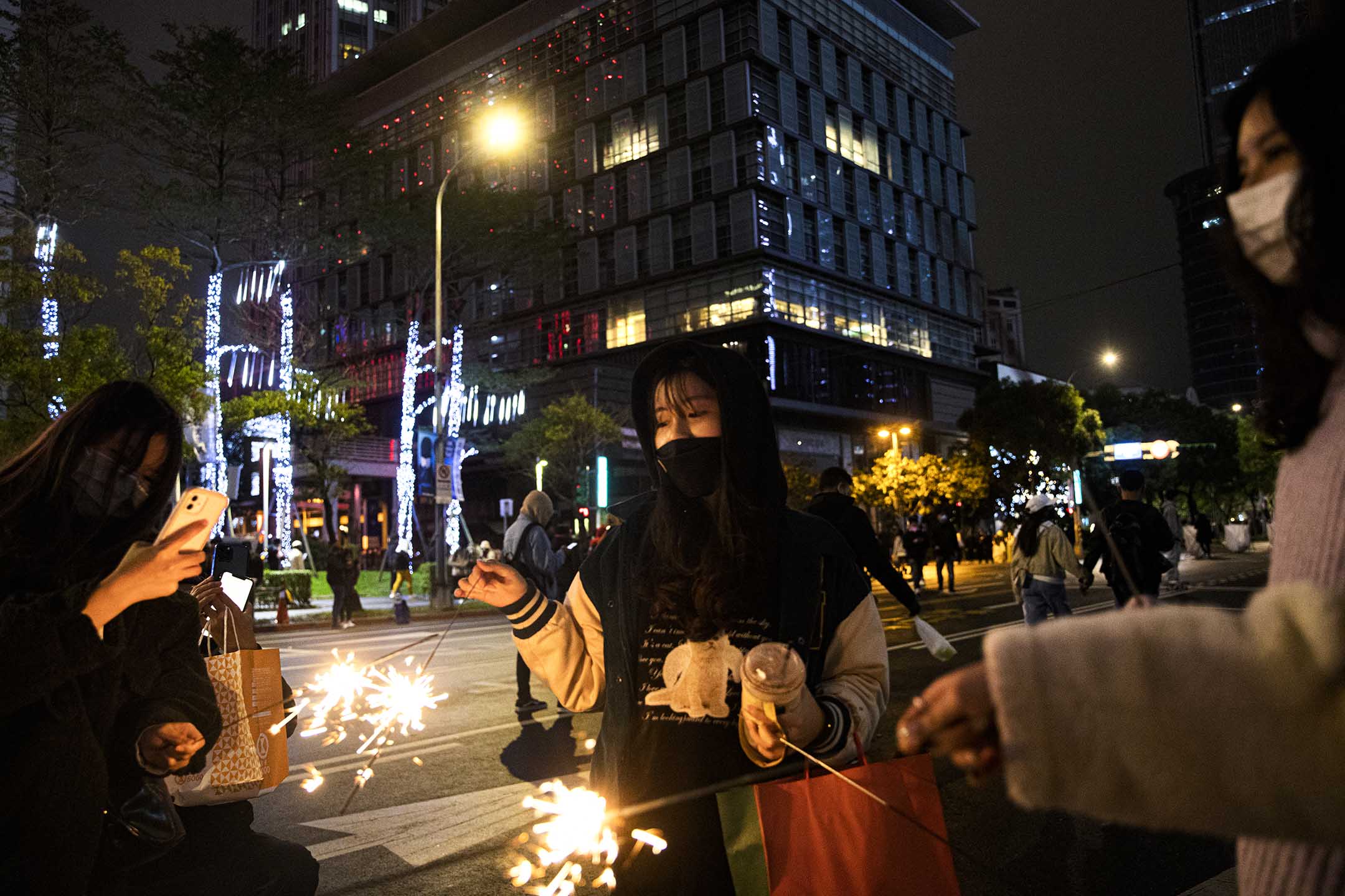 2022年1月1日，一班學生在街頭慶祝新年。