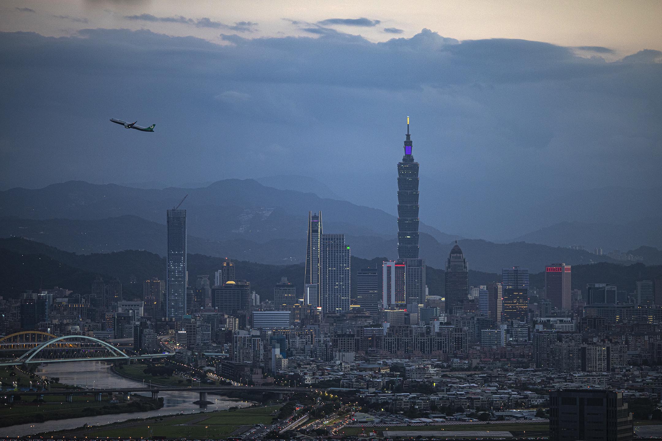 2021年11月8日台北，一架飞机飞越台北上空。