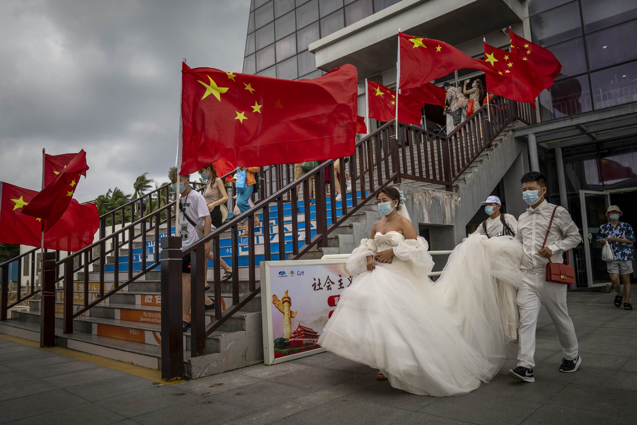 2021年10月6日中國海南省三亞，國慶後一週的假期黃金週期間，新娘新郎走向渡輪碼頭。