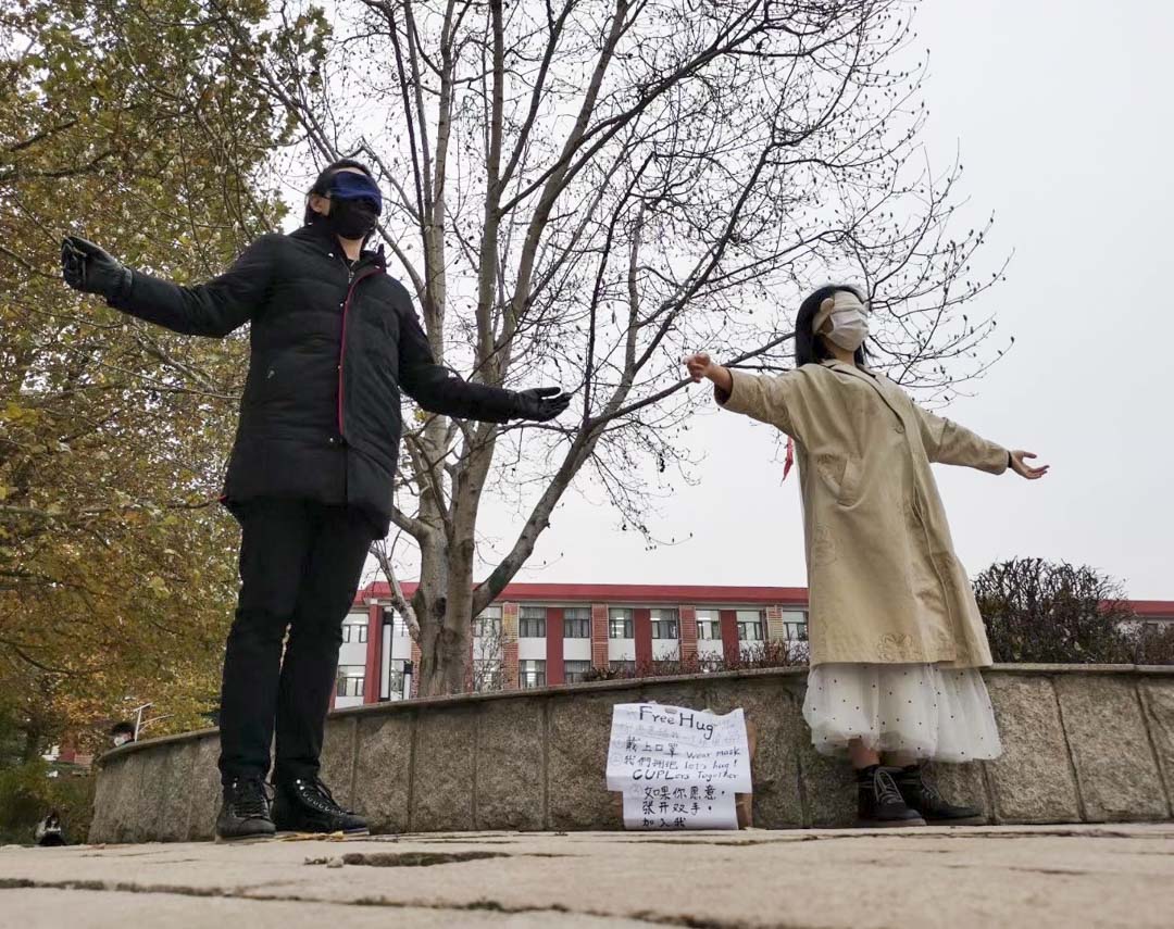 2021年11月19日下午，中国政法大学的两名学生在校内发起freehug行动，邀请同学上前拥抱他们。