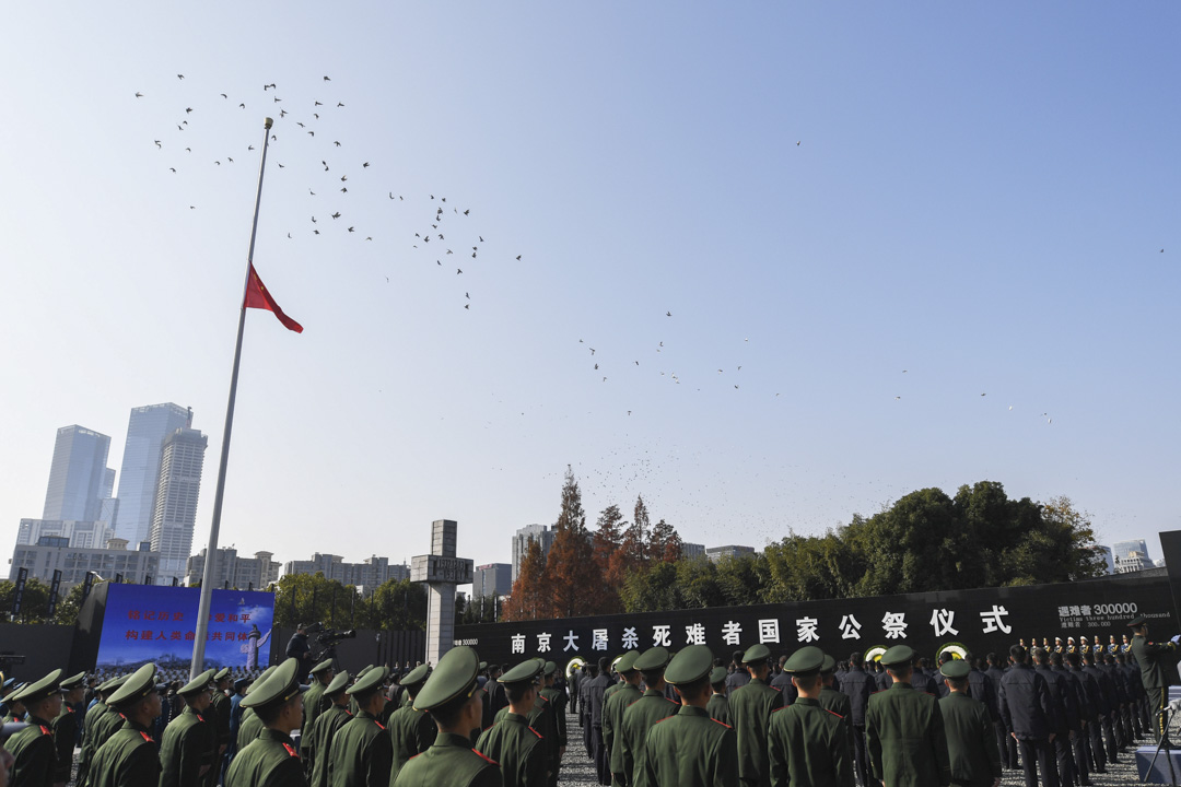 2021年12月13日，南京大屠杀遇难同胞纪念馆举行的南京大屠杀遇难同胞全国公祭仪式上，中国国旗下半旗。