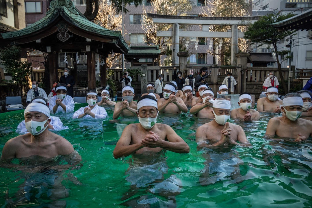 2022年1月9日，日本首都东京，神道教信徒到铁砲洲稲荷神社参加神道传统仪式，他们相信把身体浸在冰水里可以洁净肉身和心灵。