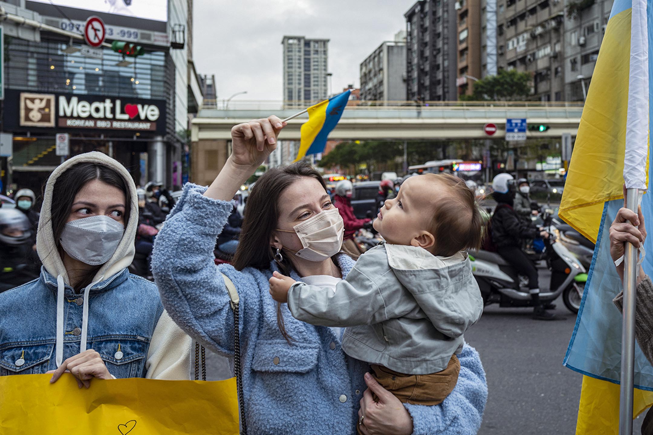 2022年2月25日，台湾台北，台北莫斯科经济文化合作协调委员会驻台北代表处前，民众下午举行小型集会，数十名民众，包括在台的乌克兰人，带同反战的示威标语及乌克兰国旗，抗议俄罗斯入侵，声援乌克兰人。