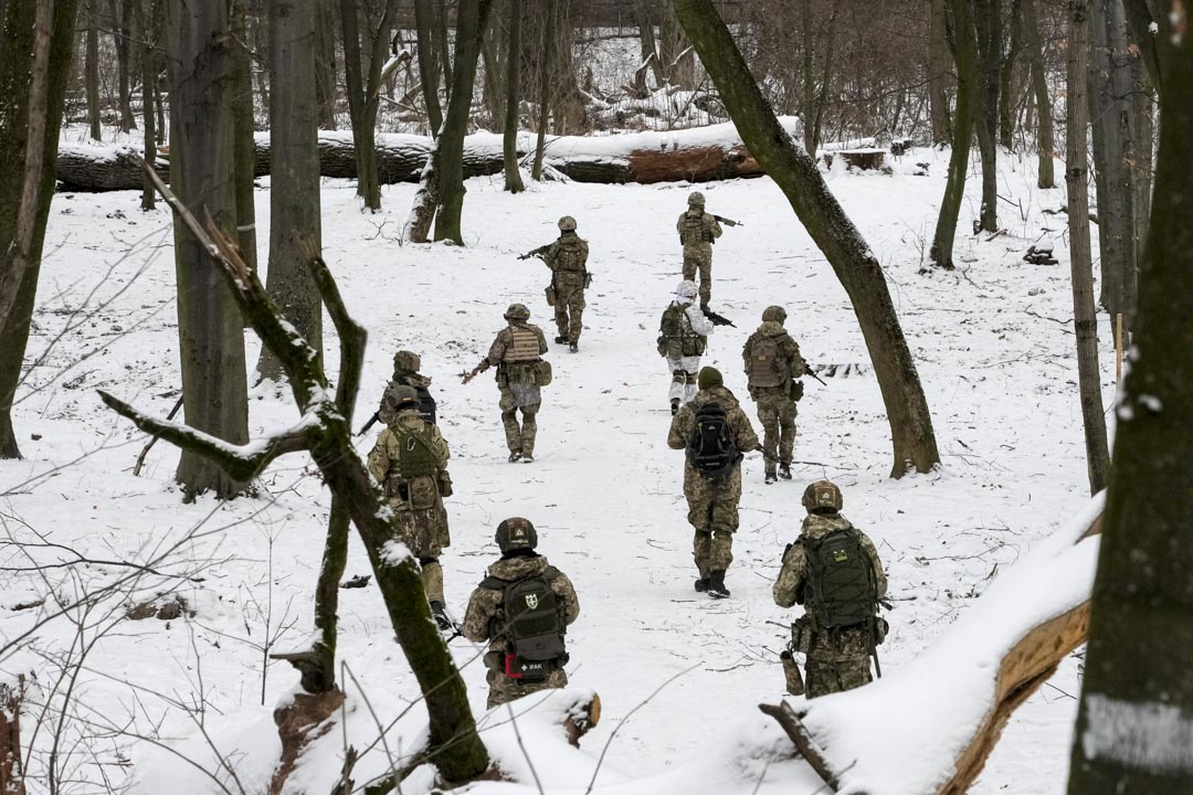 2022年1月22日，烏克蘭基輔，烏克蘭防禦部隊及武裝的志願軍在一個公園訓練。