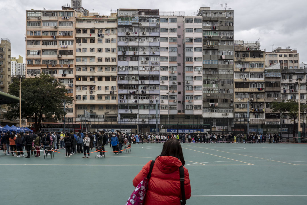 2022年2月10日，香港深水埗有大量市民排队检测。