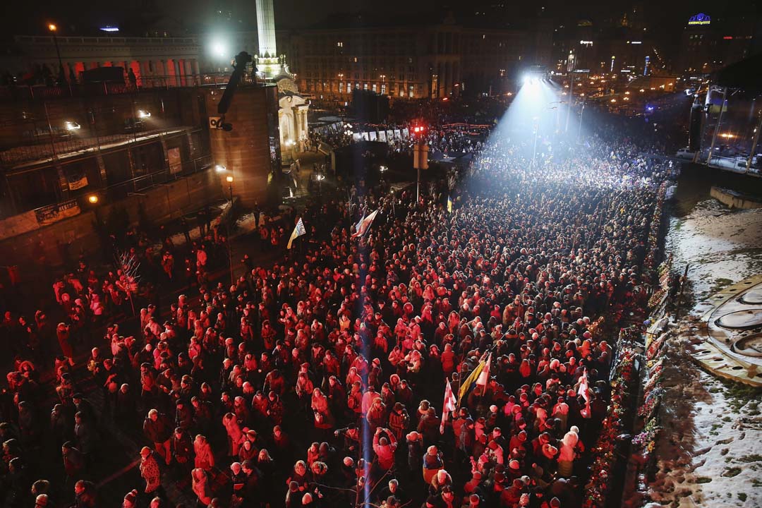 2015年2月20日，乌克兰基辅数千人抵达一年前在独立广场起义的遇难者纪念碑前献花和点燃蜡烛。 纪念一年前死亡的反政府示威者，随后总统亚努科维奇下台。乌克兰其后引发克里米亚危机，亲乌克兰军队和亲俄份子在顿巴斯地区仍继续进行战事。