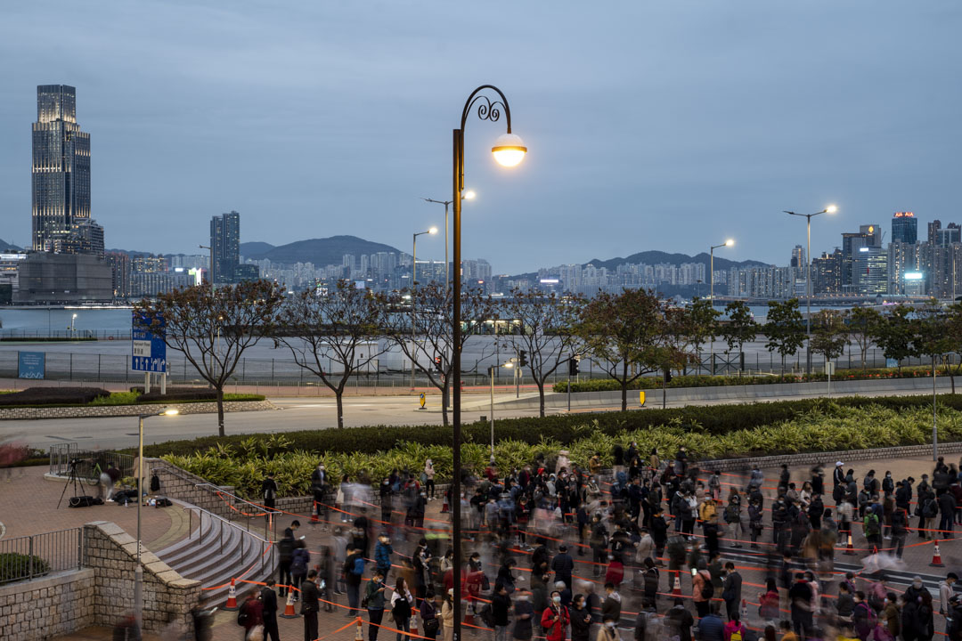 2022年2月8日，中环爱丁堡广场的排队检测人龙。