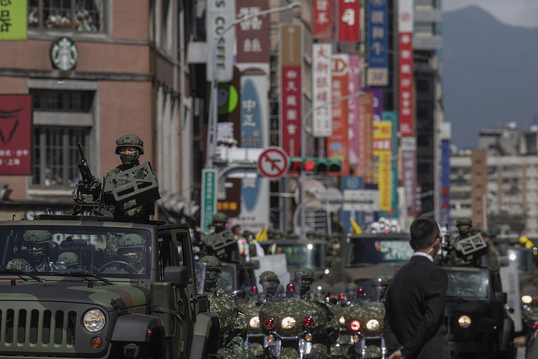 2021年10月10日台北，雙十國慶期間，軍車駛過總統府前的街道。