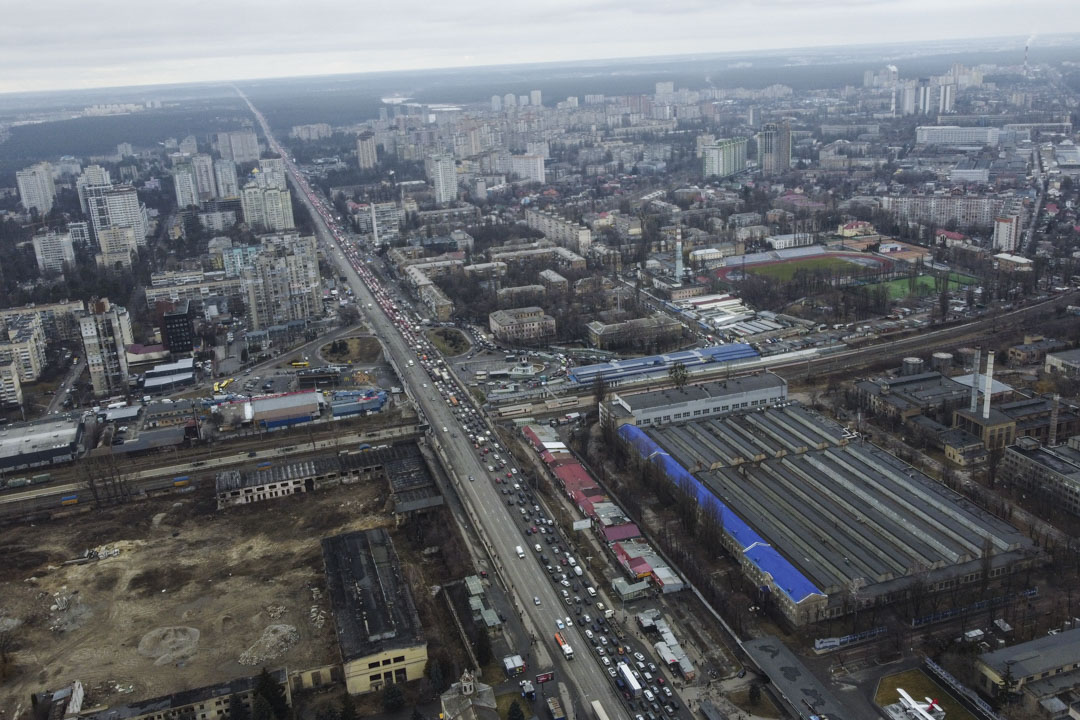 在斯維亞托申（Sviatoshyn）車站，從基輔市中心向西撤離的車龍不見盡頭。