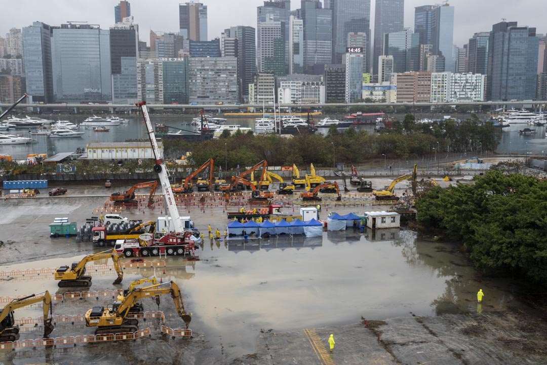 2022年2月22日，启德邮轮码头旁空地兴建社区隔离及治疗设施，工人在寒冷天气及风雨的情况下动工。