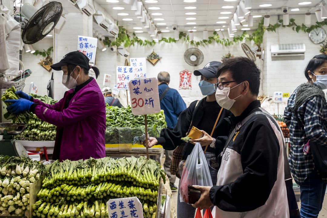 2022年2月8日，市民在旺角菜档买菜，菜价因疫情影响令菜价普遍上升不少。