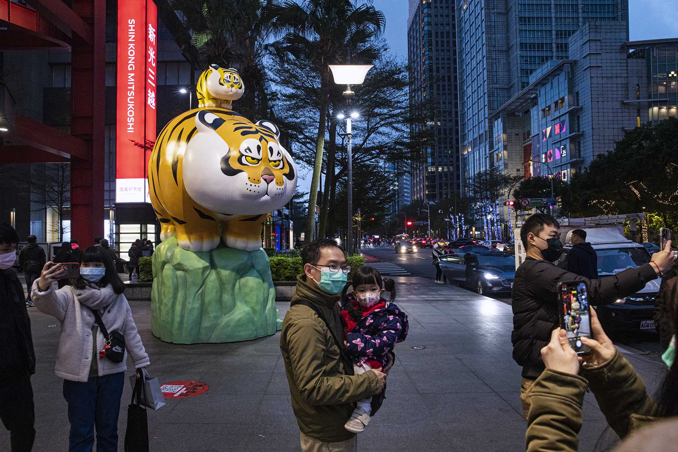 2022年2月5日台湾台北，市民在一个虎年的装饰前合照。