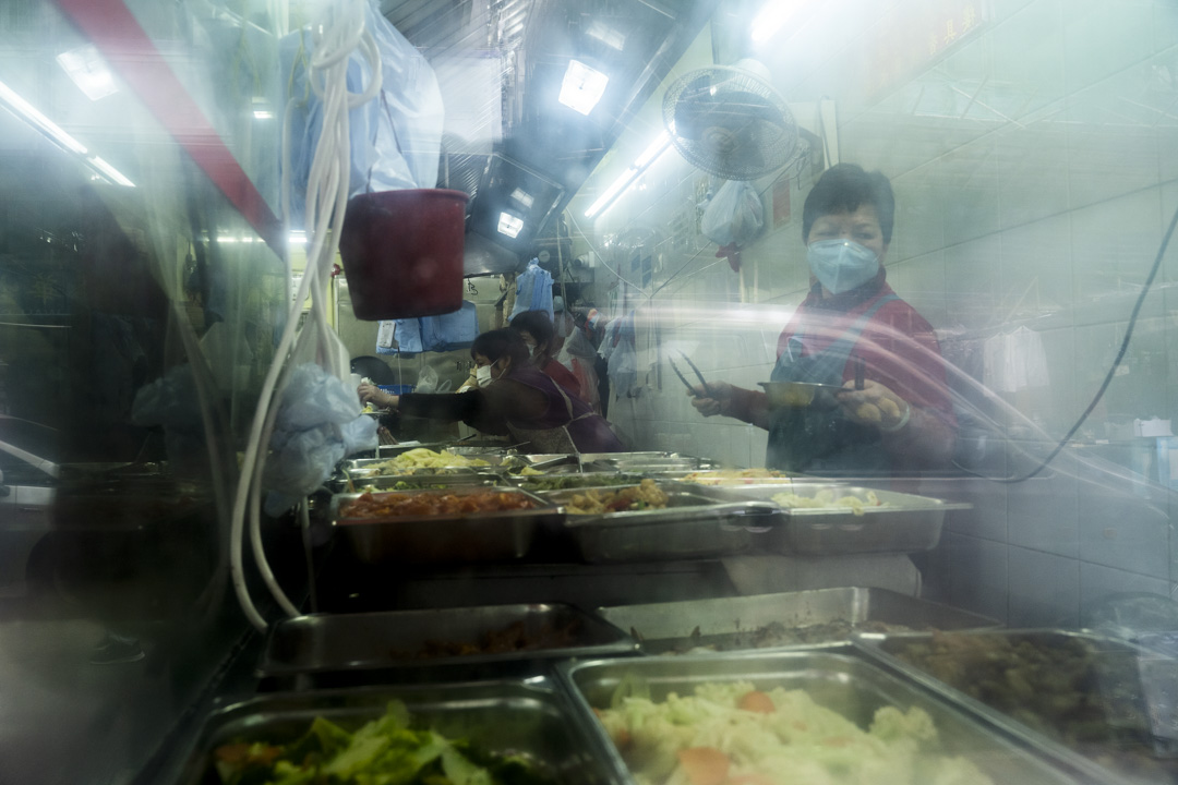 明哥在深水埗的两𩠌饭店，员工在准备午市的𩠌菜。