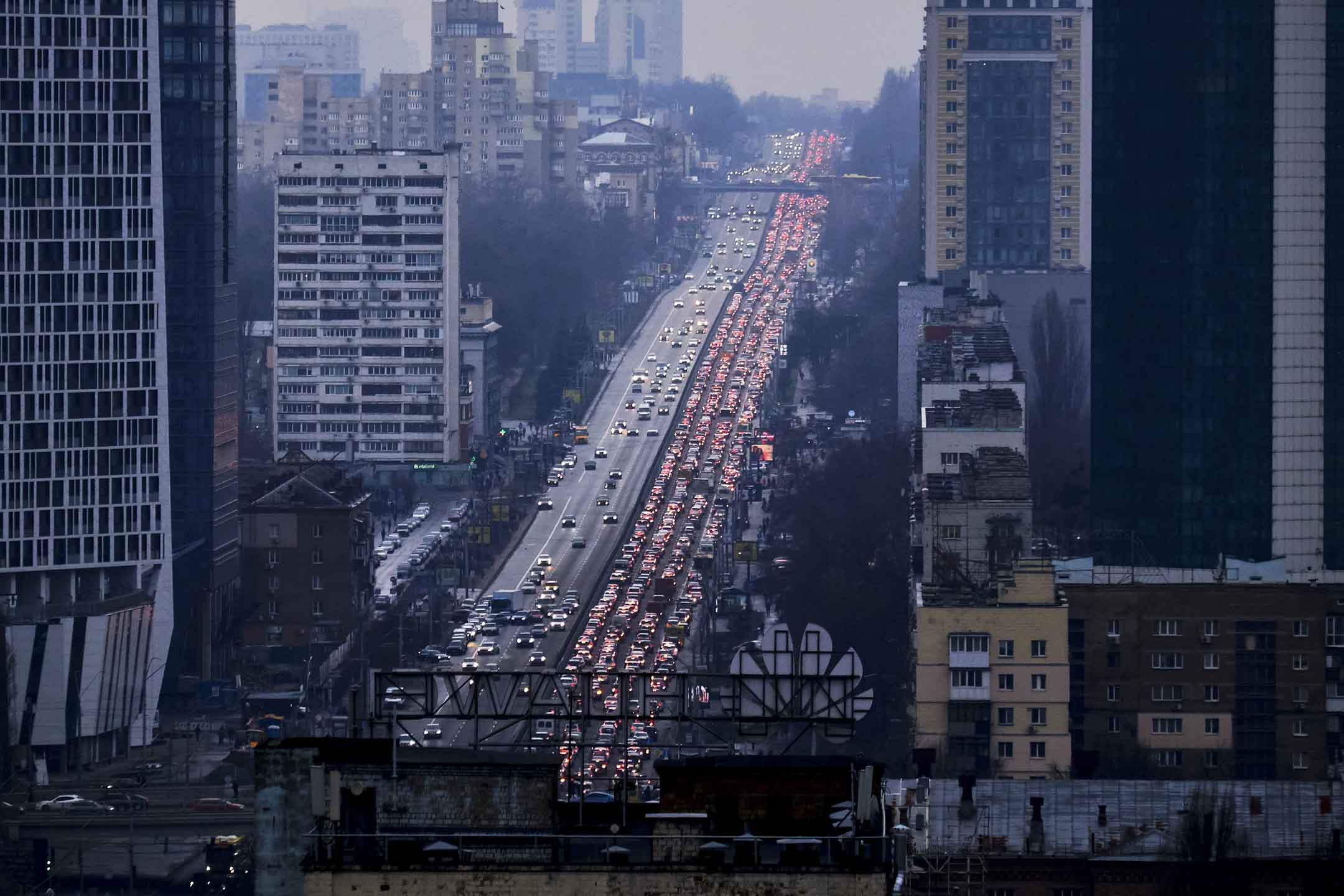 2022年2月24日，乌克兰基辅，俄罗斯武装部队发动进攻袭击后，大量基辅的居民驾车离开。