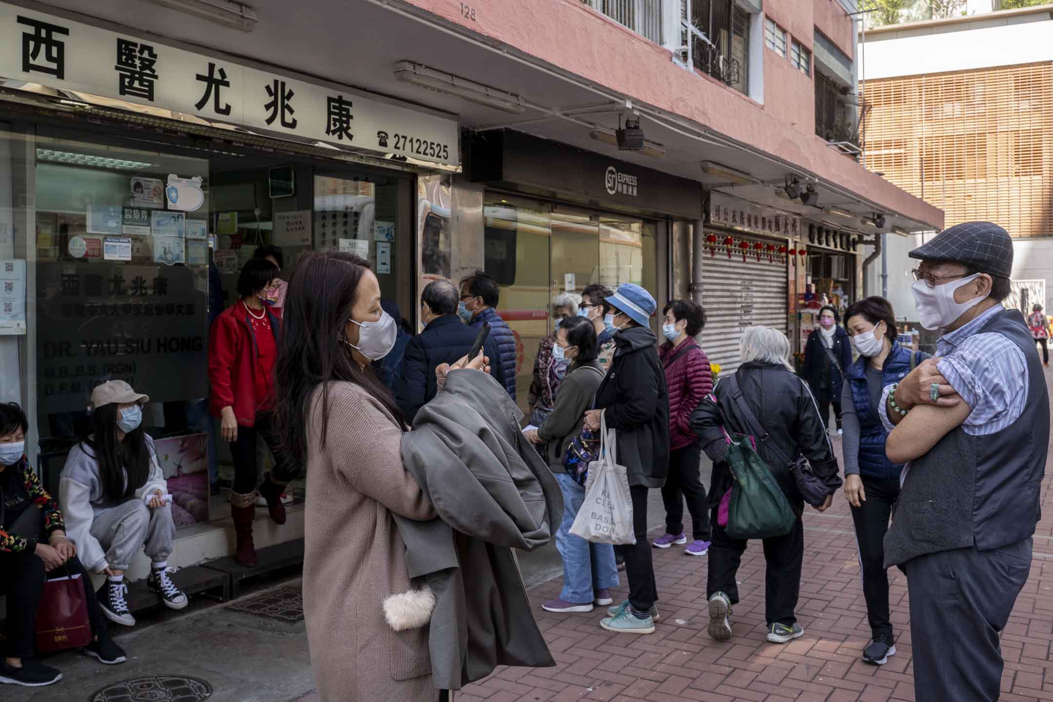 2022年2月11日，香港土瓜湾一间私家诊所外，有不少轮候接种疫苗的市民。