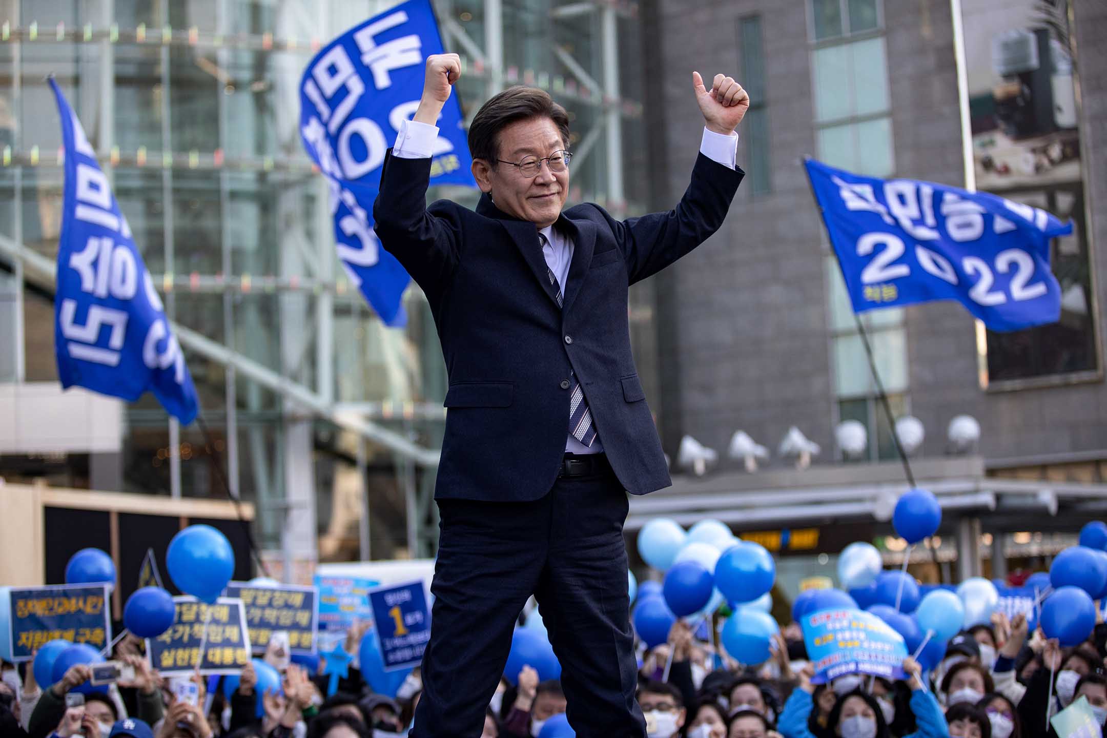  2022年3月3日，共同民主党总统选举候选人李在明于首尔参加竞选活动。