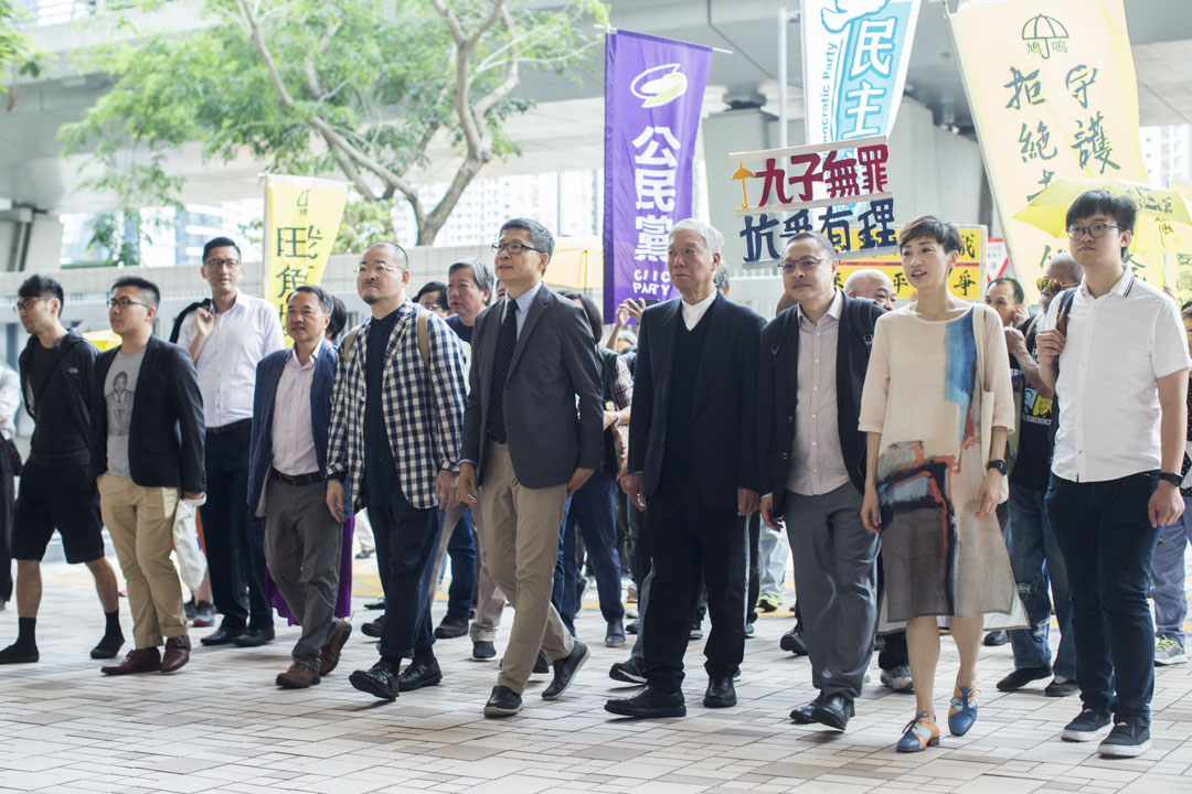 2019年4月10日香港，“占中九子”案中的9人进入西九龙裁判法院，大批民主派人士及市民为他们打气。