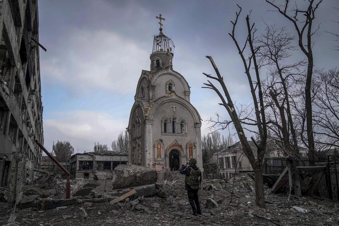 2022年3月10日，乌克兰南部城市马里乌波尔（Mariupol），一名乌克兰士兵在一座被炮轰炸毁的教堂前拍照。