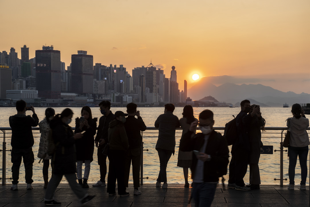 2022年2月23日，尖沙咀的市民欣赏日落。