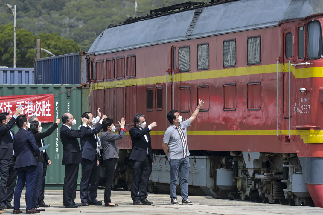 2022年3月2日，特首林郑月娥与官员迎接满载 18 个集装箱医疗用品的火车抵达香港。