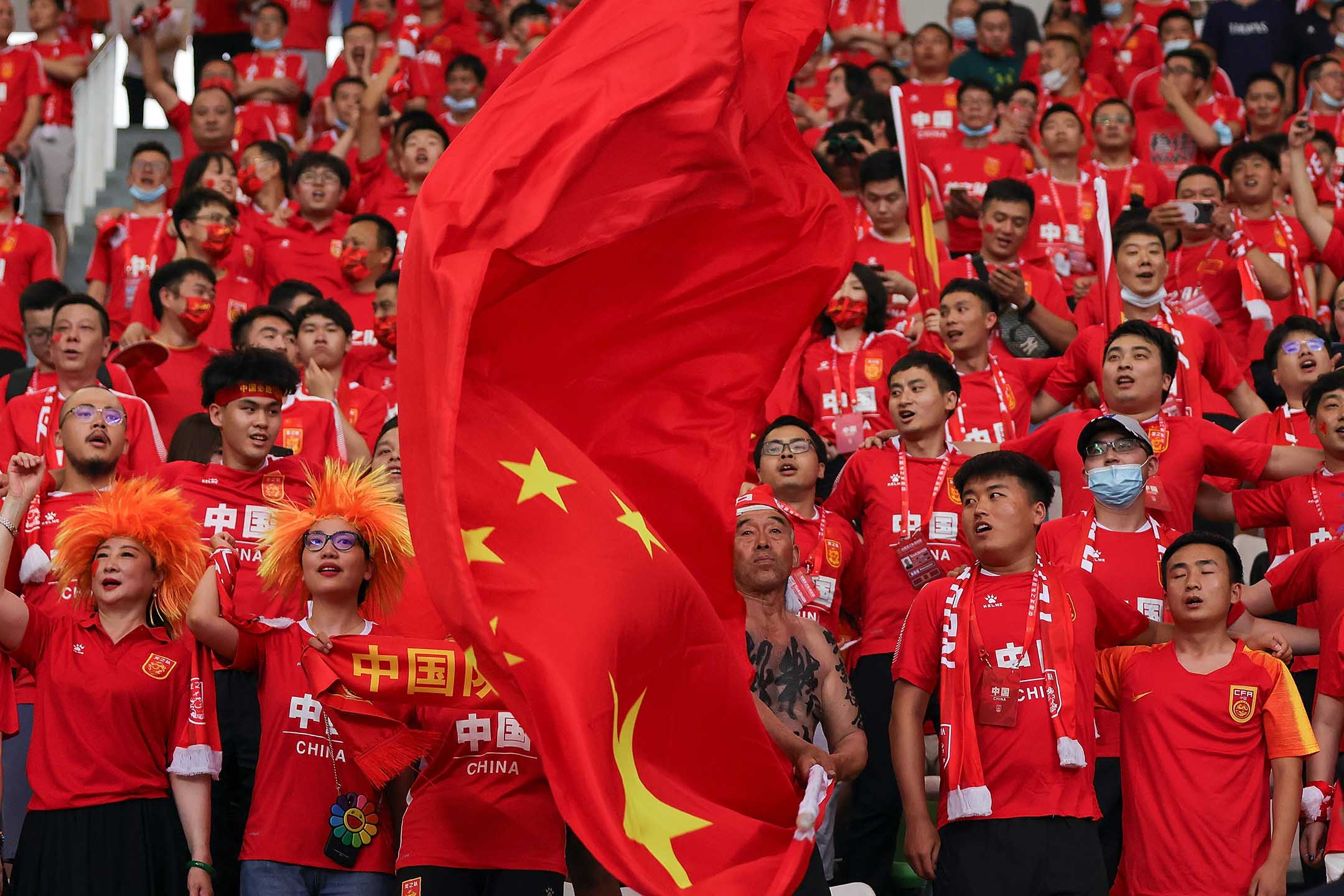 2021年5月30日，中国苏州，中国球迷在2022年FIFA世界杯亚洲区预选赛，中国队和关岛队的比赛中。