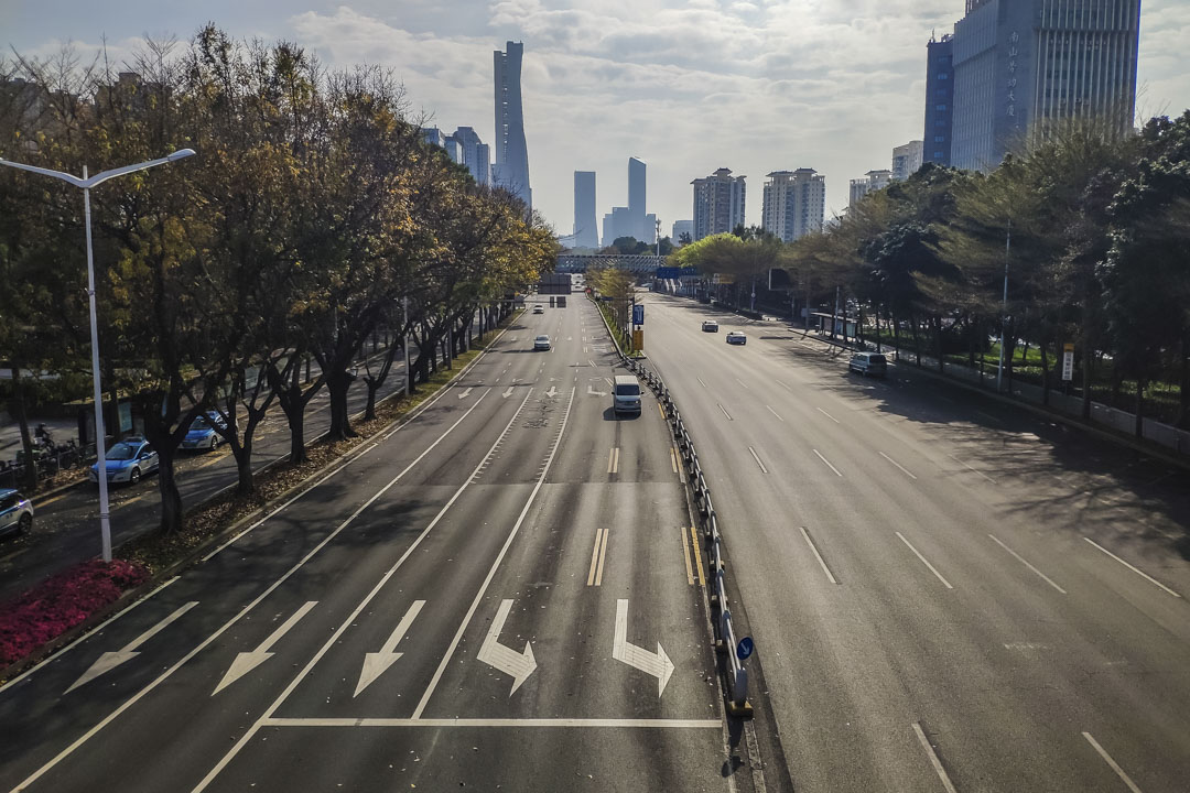 2022年3月14日，深圳暂停地铁和公交服务以控制疫情，街道上空无一人。 