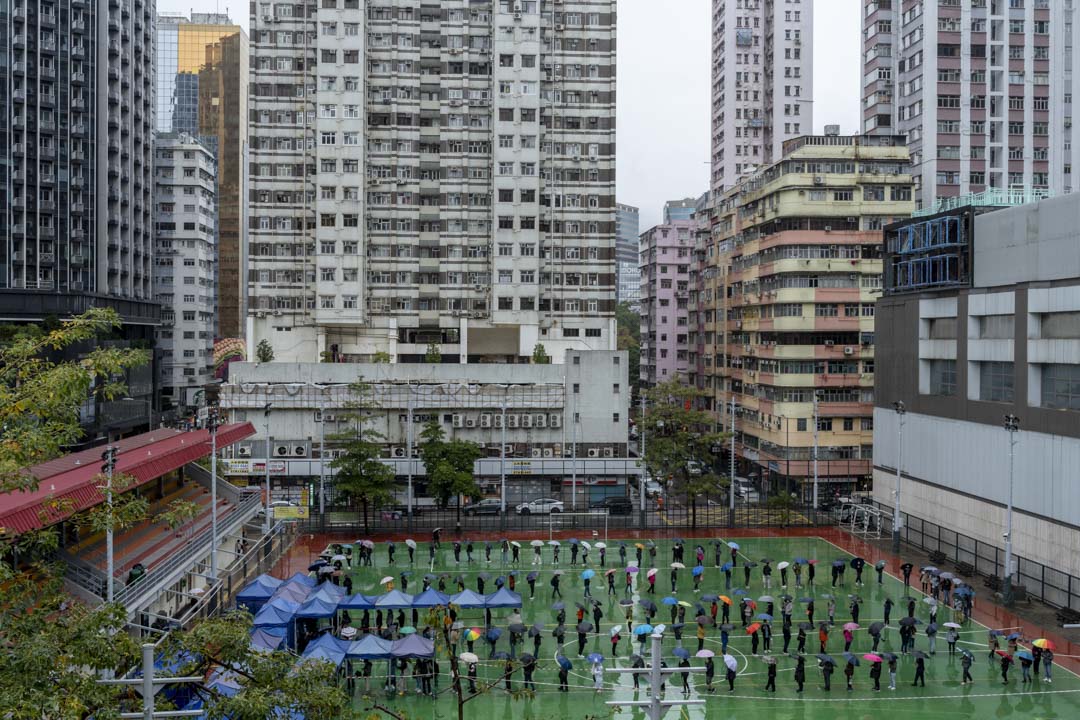 2022年2月22日，旺角麦花臣游乐场的市民冒雨排队检测。