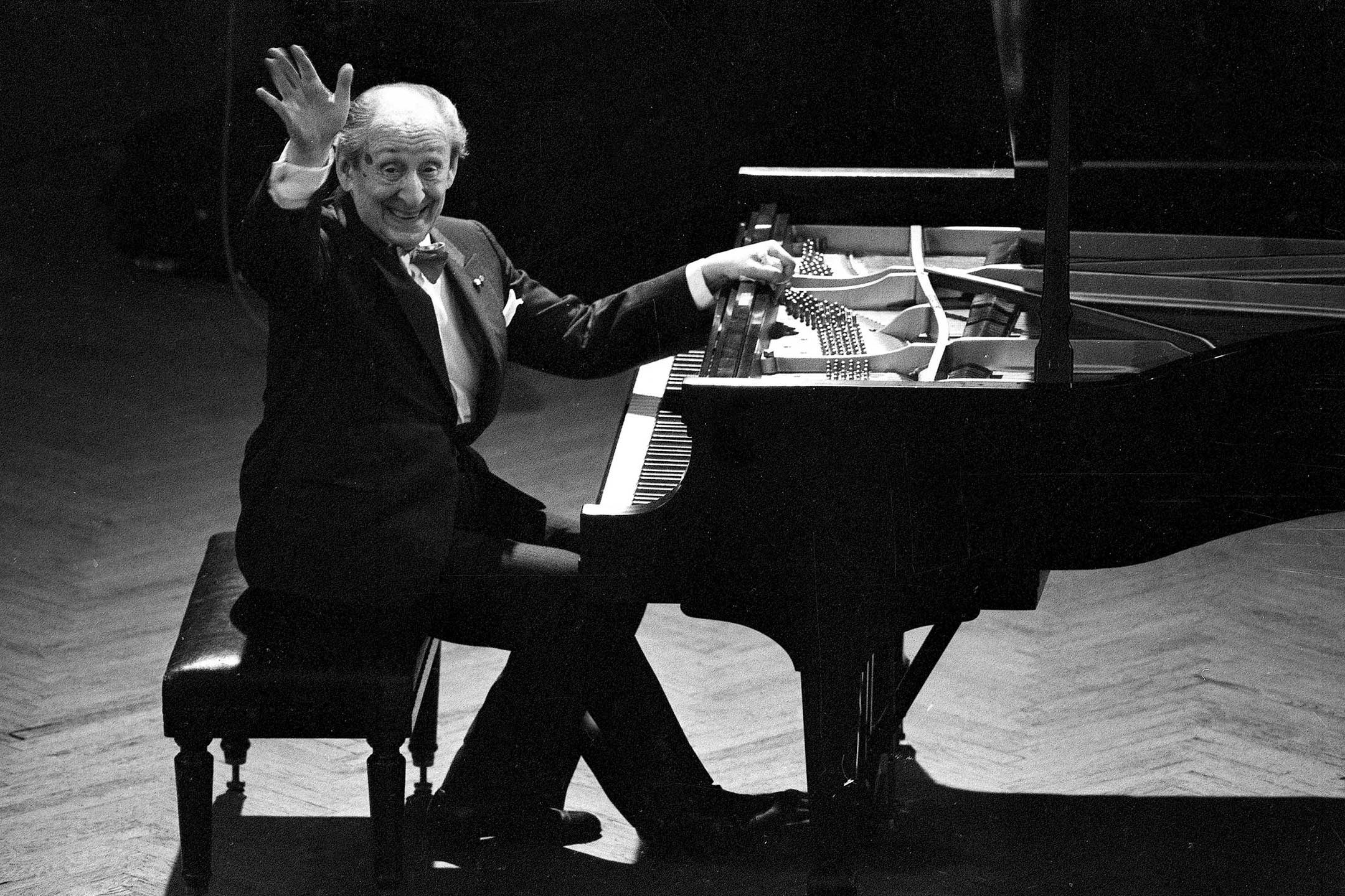 1986年4月20日，钢琴家荷洛维兹（Vladimir Horowitz）在莫斯科向观众挥手致谢。