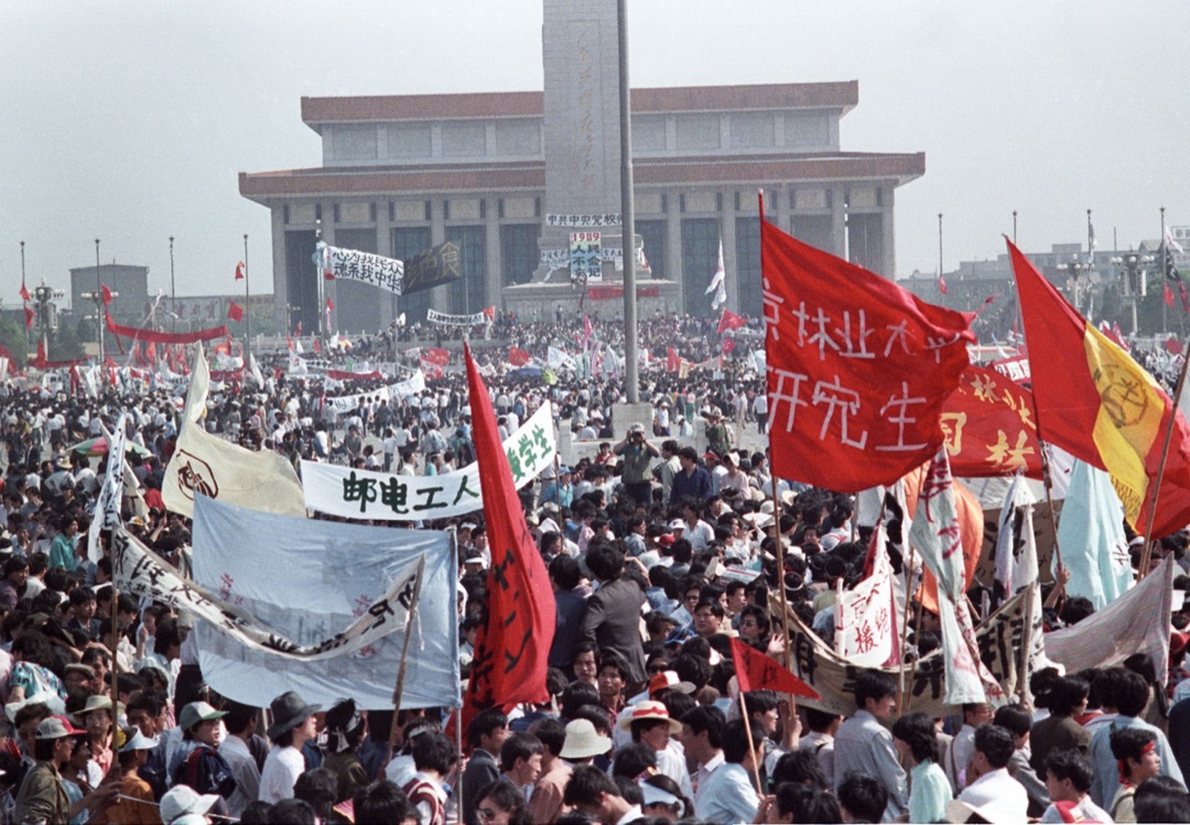 1989年5月17日，北京，天安门广场上聚集数千名罢课学生。