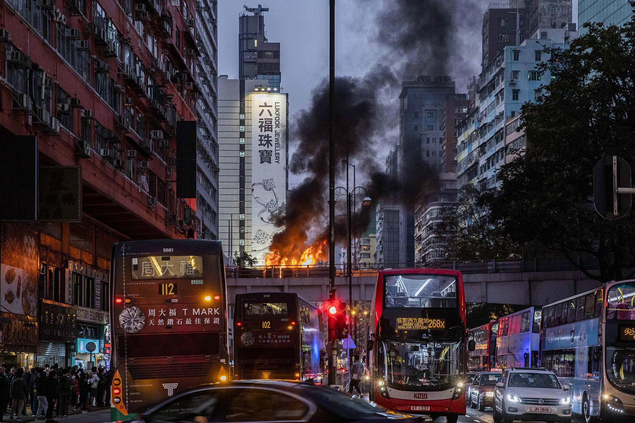 2021年1月23日，香港佐敦發生一宗交通事故，一輛汽車在高架橋上起火。