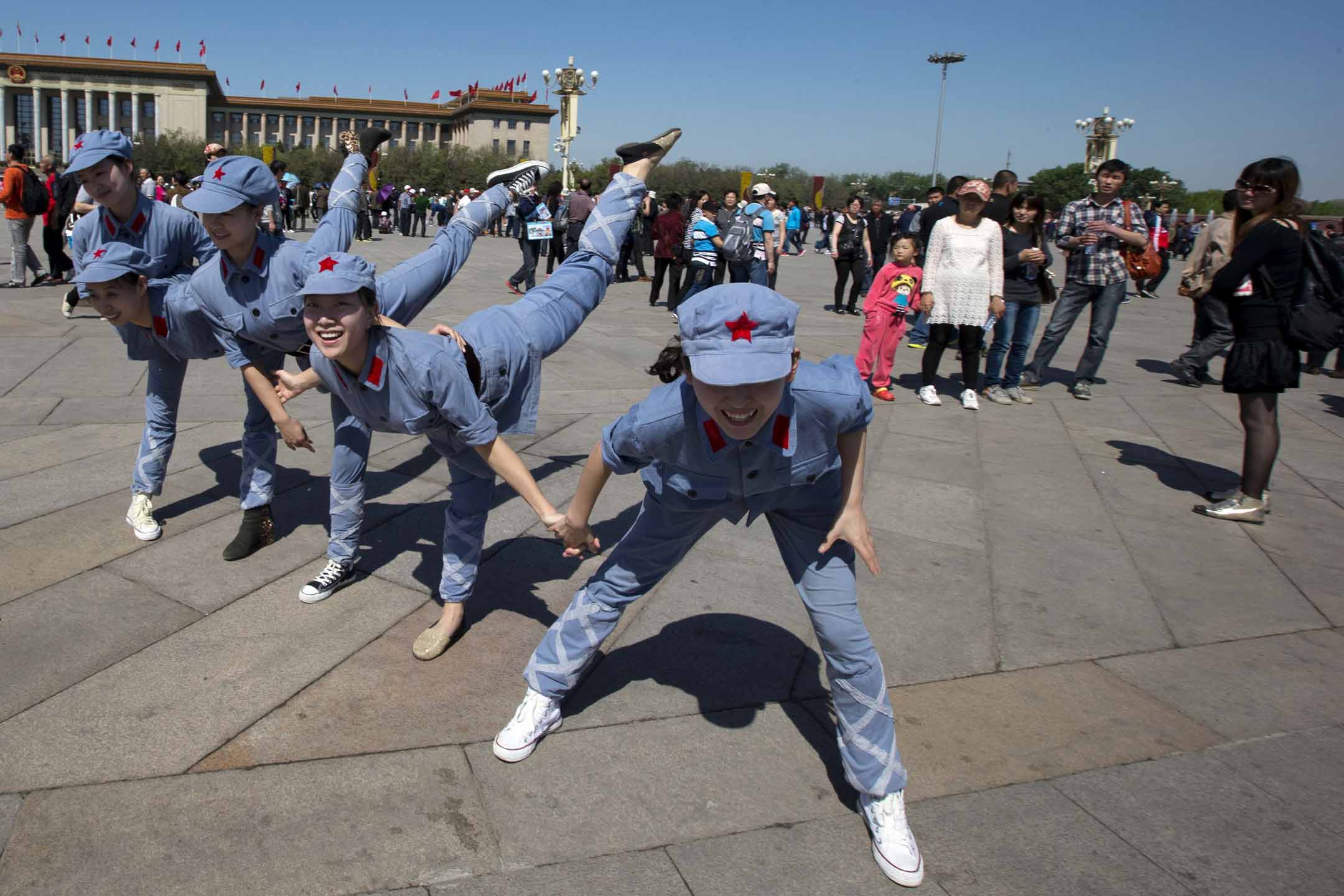 2013年4月30日，北京五一节前夕，女孩打扮成红军士兵在天安门广场拍照。