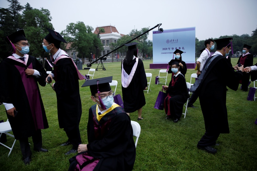 2020年6月23日，北京清华大学毕业生在毕业礼上拍照。