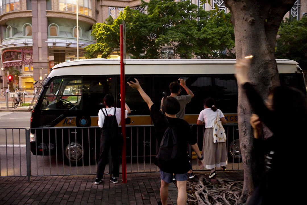 2021年9月29日，香港西九龙法院外有市民为囚车送别。