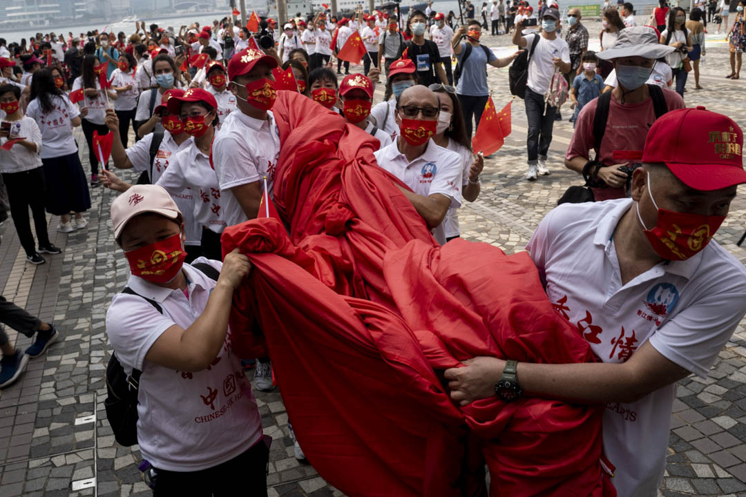 2021年10月1日，香港有爱国团体为庆祝国庆72周年，在尖沙咀海傍举行庆祝活动，参加人士挥动超巨型国旗，高歌红色歌曲。