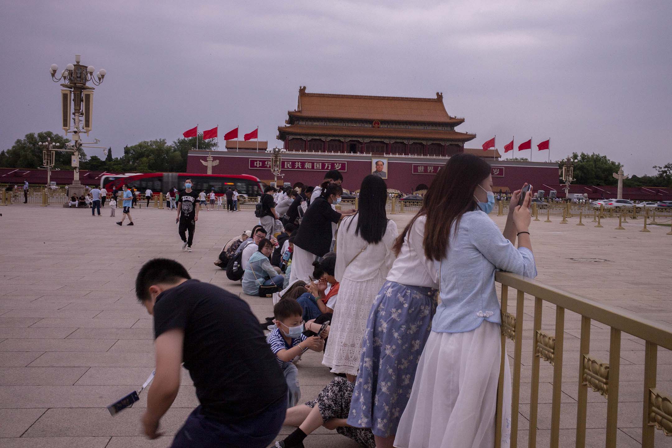 2021年6月1日，中國北京的年青人等候天安門降旗儀式。