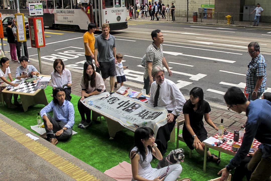 环团成员在德辅道中发起快闪行动，模拟理想中的街道面貌。