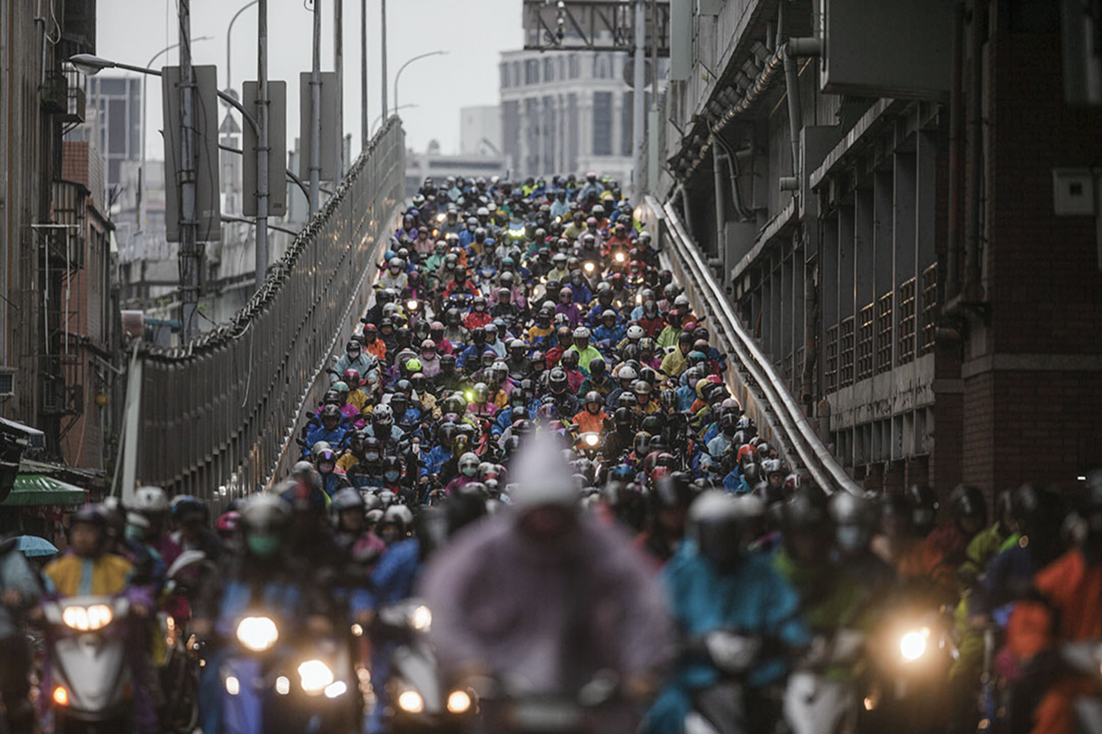 2020年3月12日，台北，市民在早上骑机车上班。