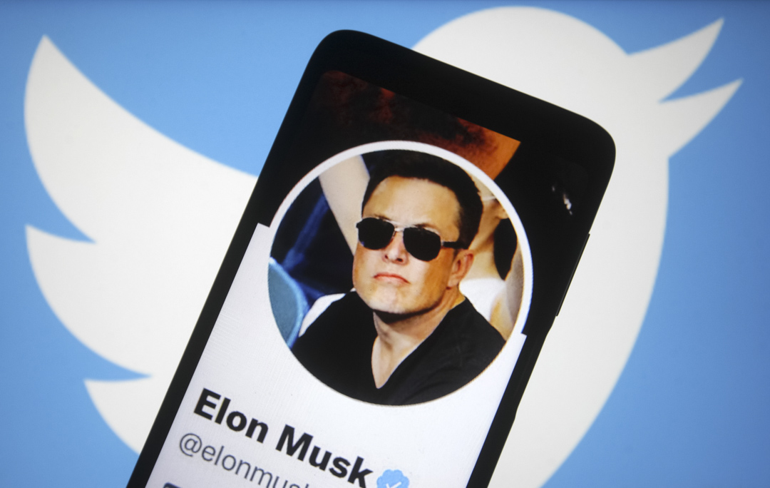 2022年4月26日，智能手机屏幕上看到 Elon Musk 的 Twitter 帐户，背景是 Twitter 徽标。