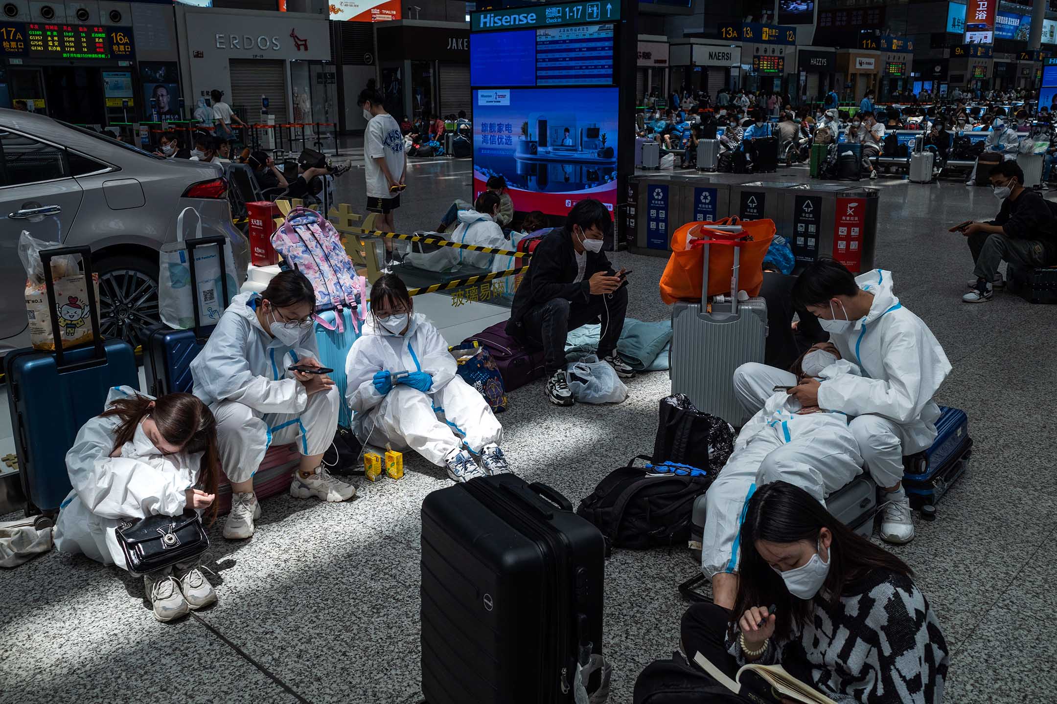 2022年5月22日，上海，旅客在上海虹桥火车站等候火车。