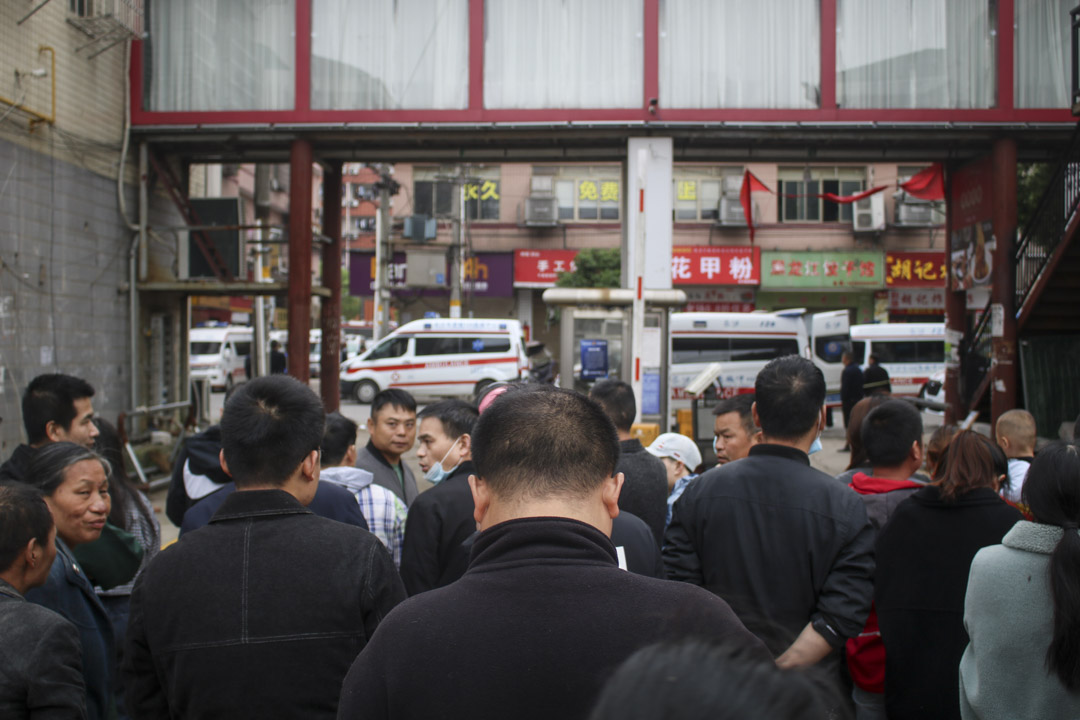 人们在警戒线外围观。