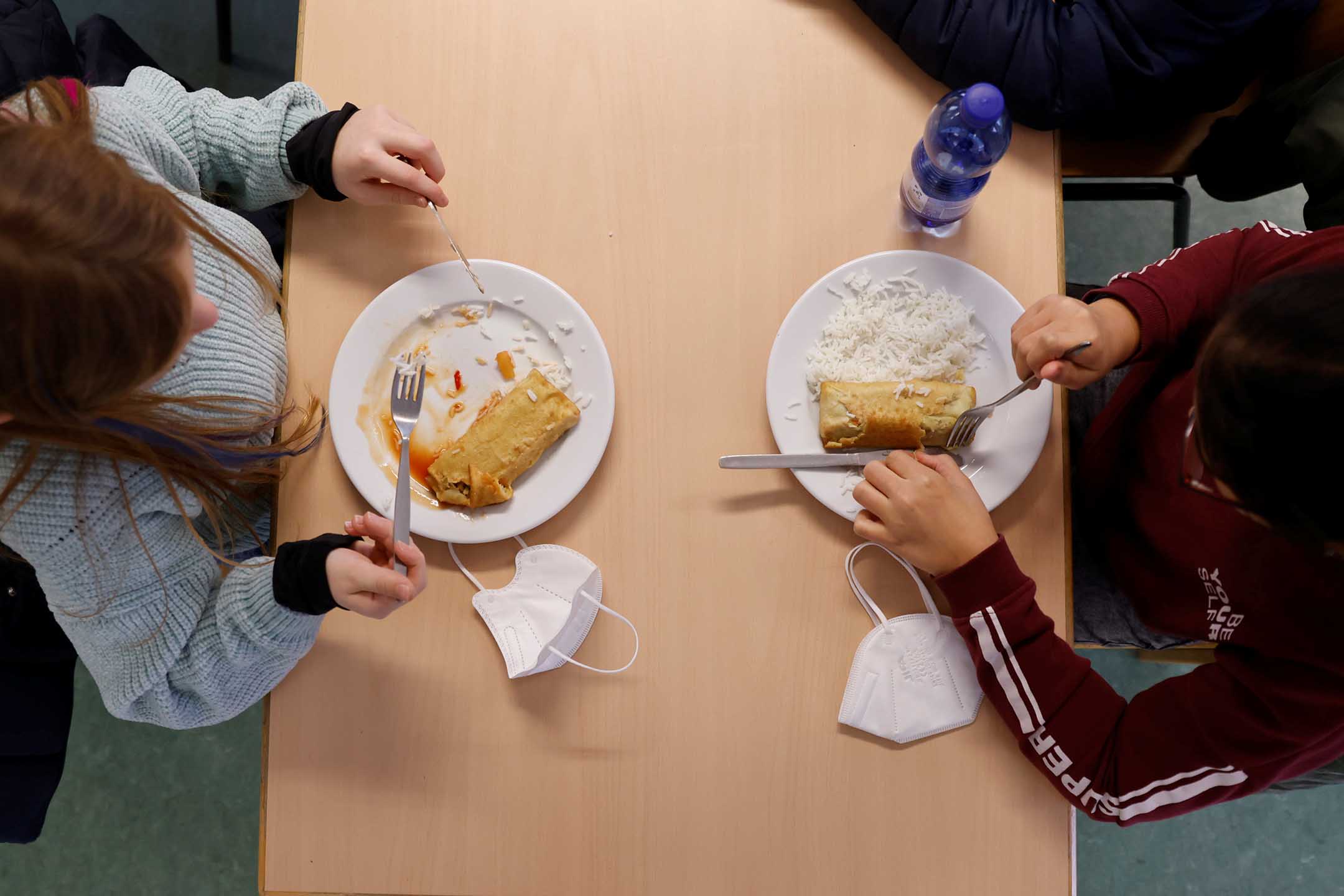 2021年1月28日，德国柏林，小学的学童在食堂吃午餐。