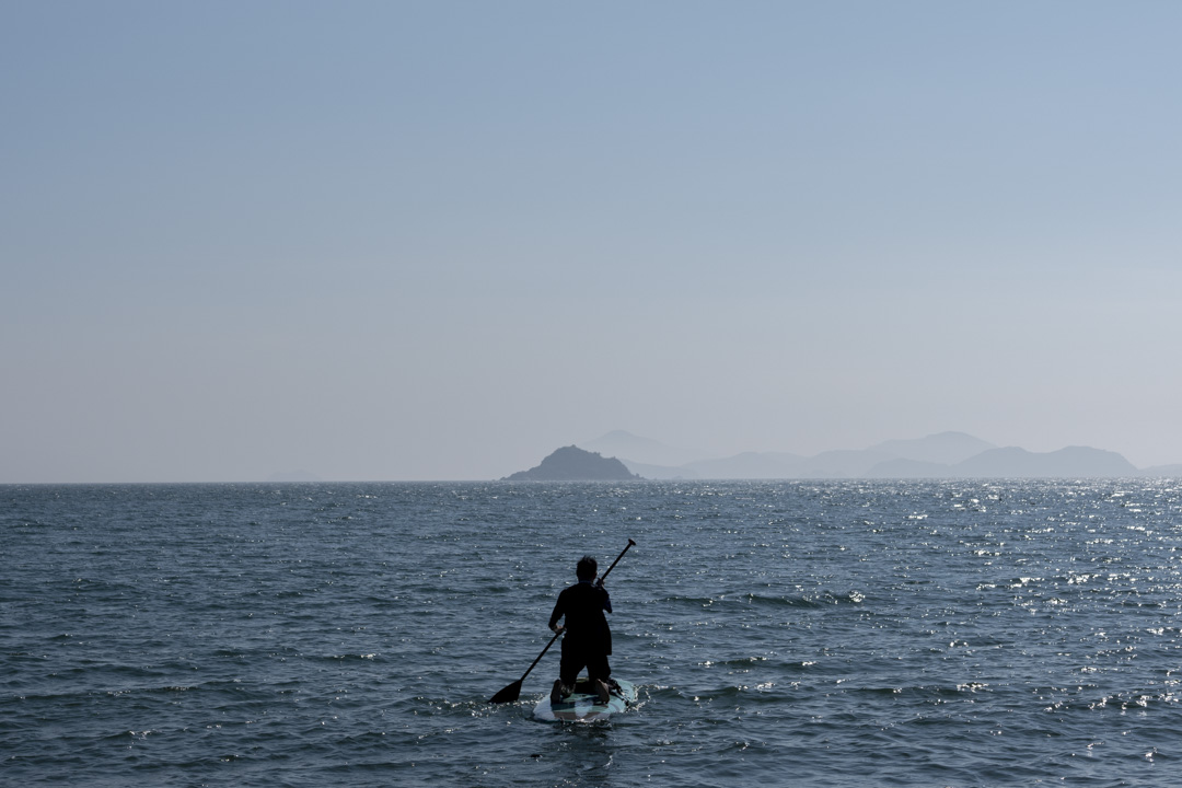 大屿山，一名男子在海上划艇。