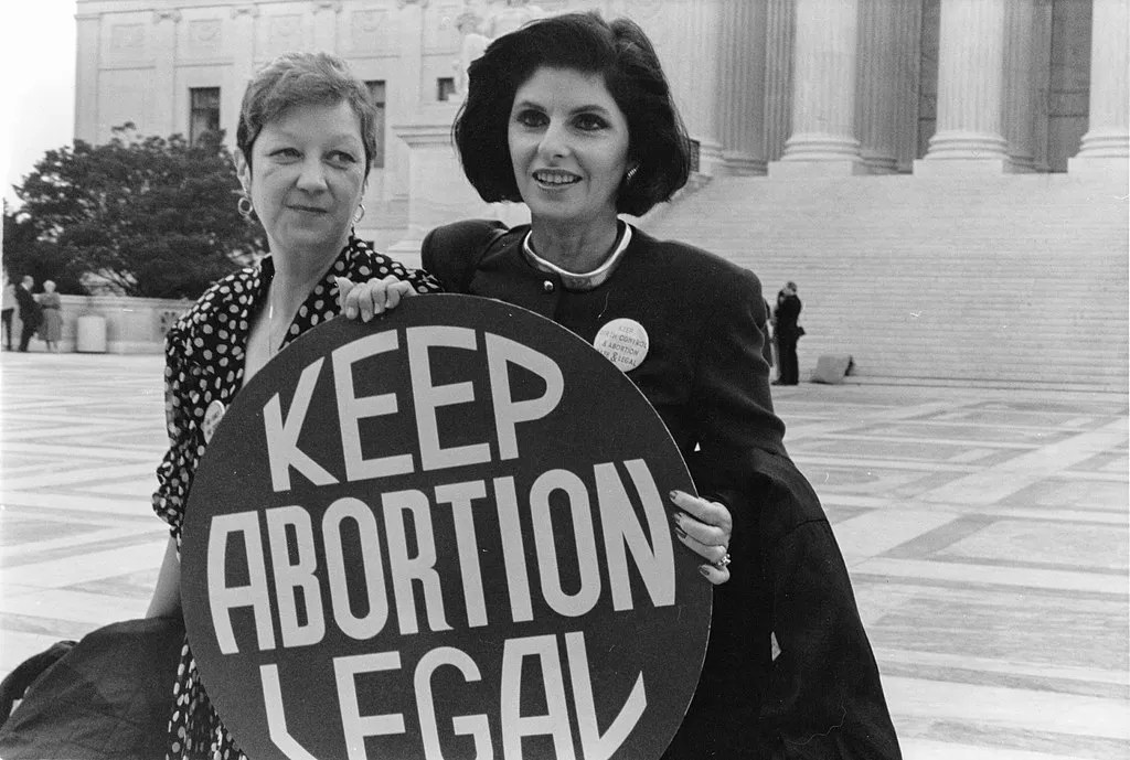 「羅訴韋德案」（Roe v. Wade）當事人麥考維（Norma McCorvey）與律師。