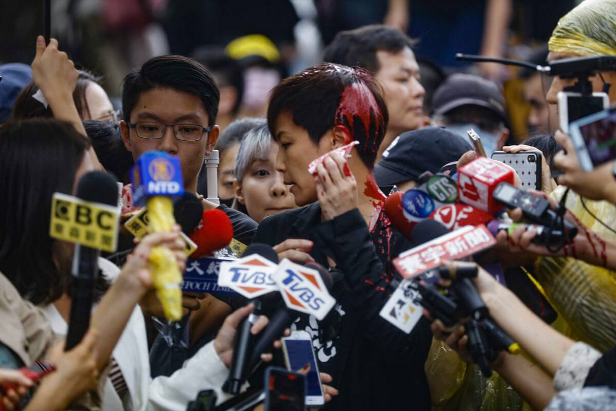 2019年9月29日，香港歌手何韵诗在台北参加声援香港反修例示威活动，接受记者访问期间遭人泼红油。